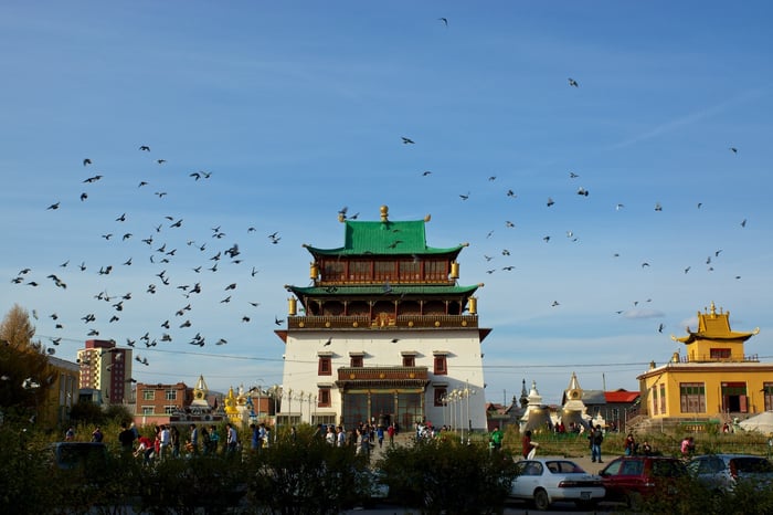 Khasar_GandanMonastery_Doves_Ulaanbaatar_2012.jpg