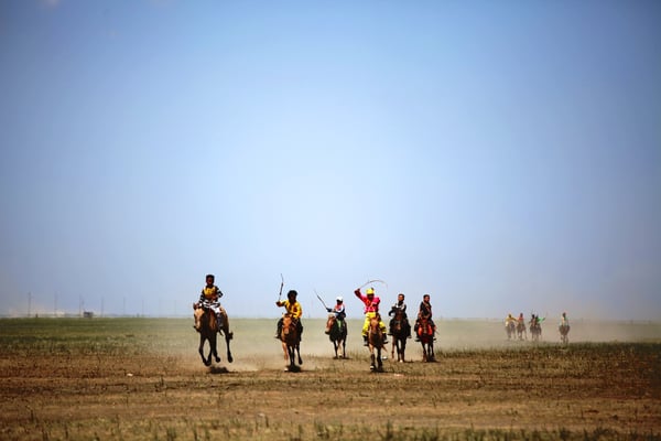 Khasar_Naadam_HorseRace_Gobi_2011-1